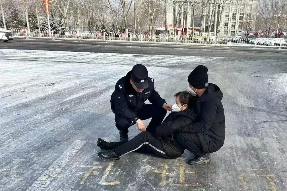 人雪天滑倒视频素材下载(人雪天滑倒视频素材下载大全)
